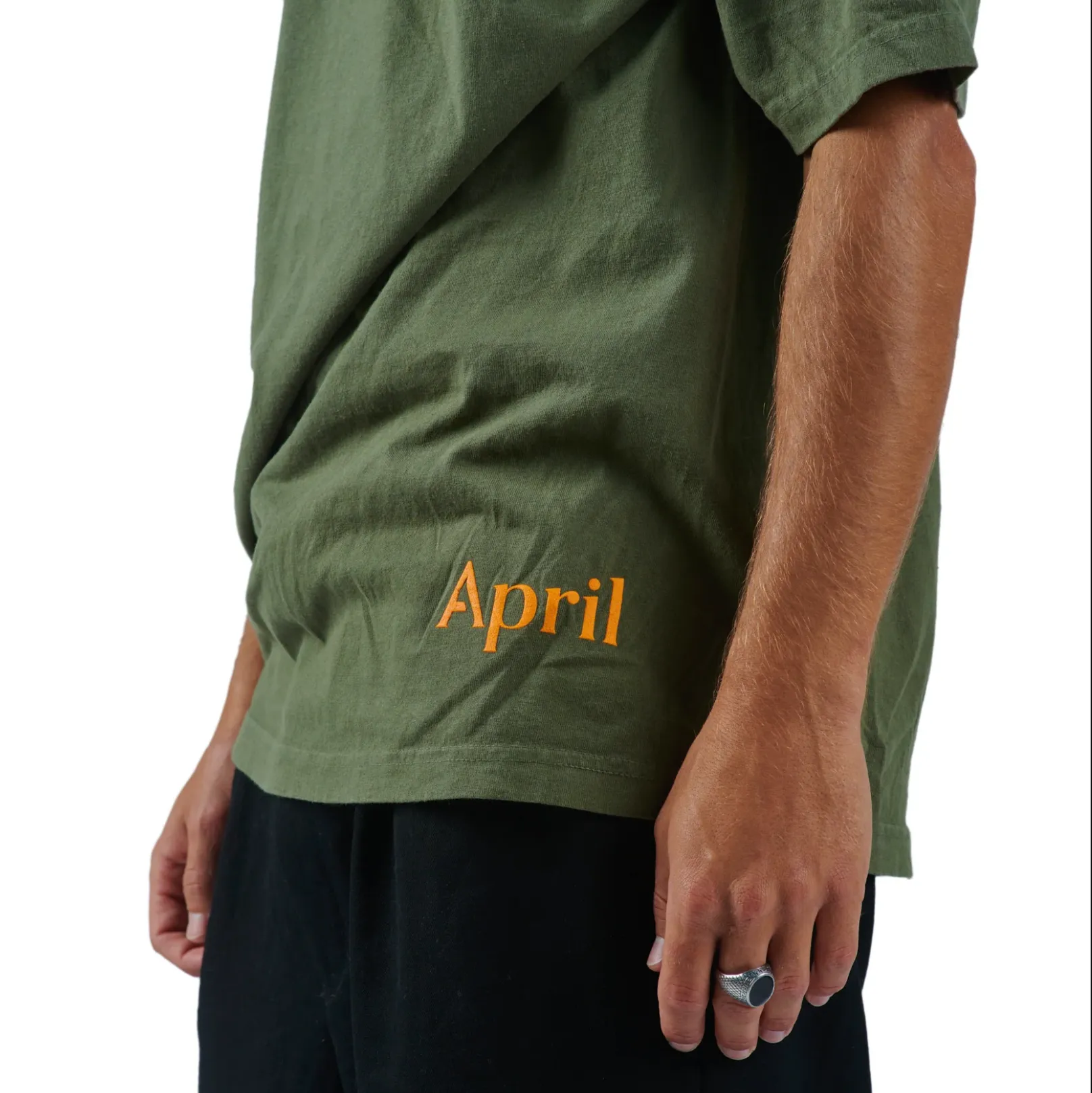 APRIL THE FACE TEE ARMY GREEN